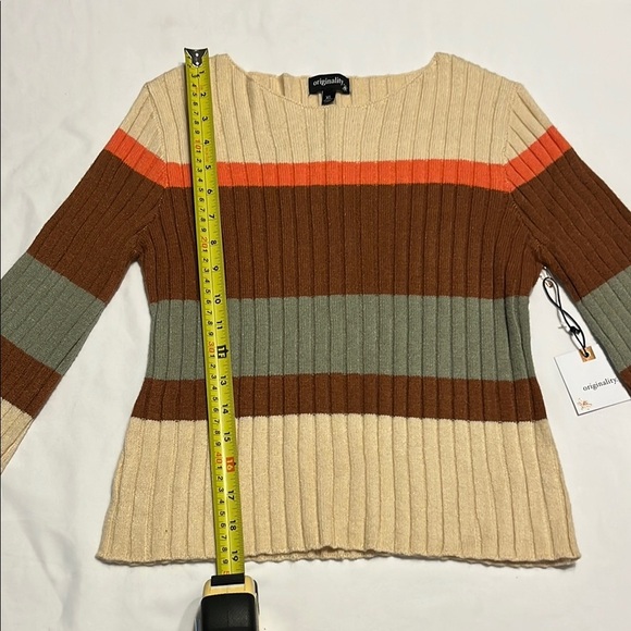 Brown and Orange Crew Neck Sweater with Earthy Tones - Picture 3 of 9